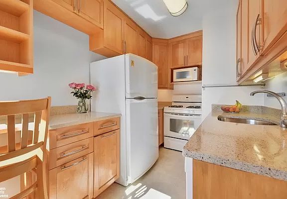 5th image of 160 E 38th St APT 16E