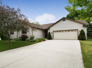 716 River Bluff Dr, Manitowoc, WI 54220