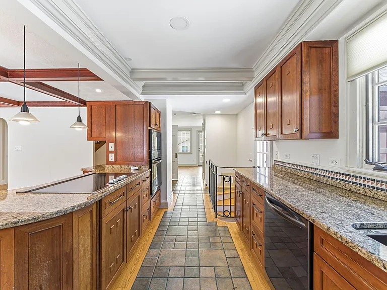 48 Acacia Ave — Photo 8