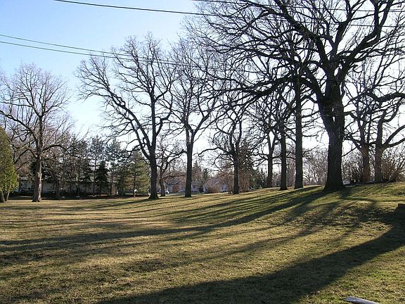 4th image of 2400 30th Ave NE