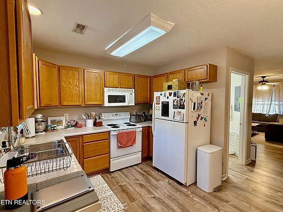5th image of 1640 Maple View Way