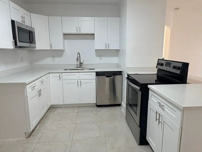 9518 N Dartmouth Ave — Photo 5