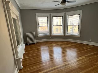 2922 N Clark St #2F, Chicago, IL 60657