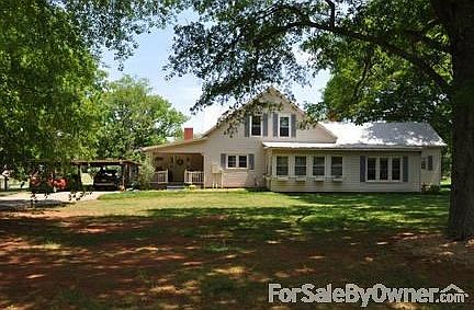 Beautiful renovated "Farm House" on a quiet Dead End Street.