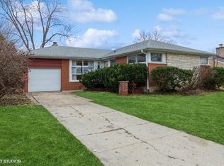 812 W Dresser Dr, Mount Prospect, IL 60056