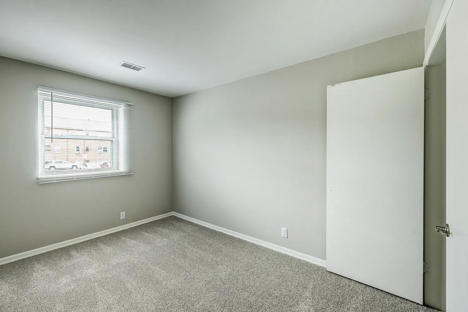 Kingsbury Plaza Apartments — Photo 3