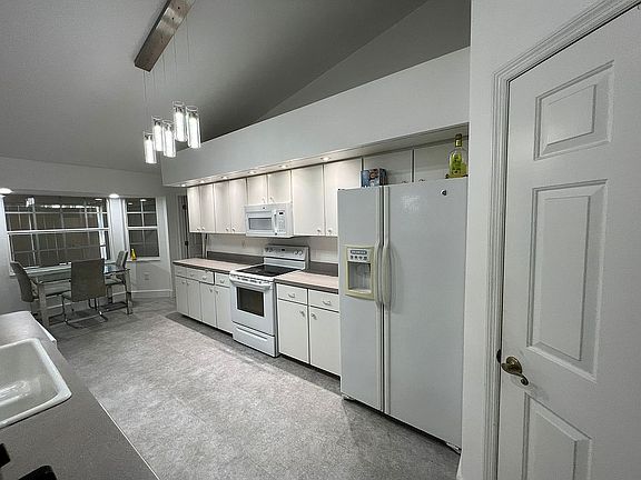 3rd image of 100 Oak Knolls Cir