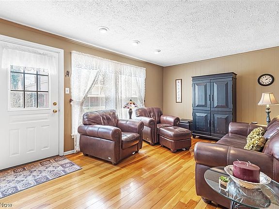 4th image of 880 Markham Ave