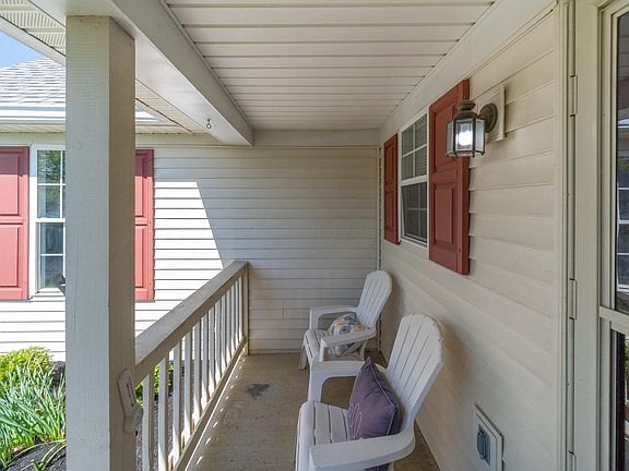 3rd image of 403 Retreat Ln