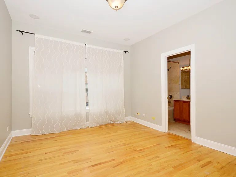 1057 W Thorndale Ave #2E — Photo 8