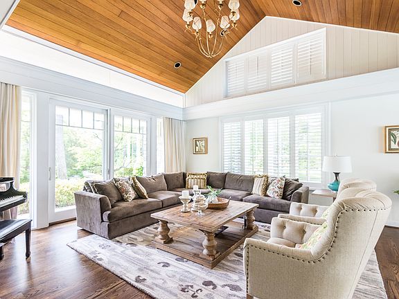 4th image of 16 Country Squire Ln