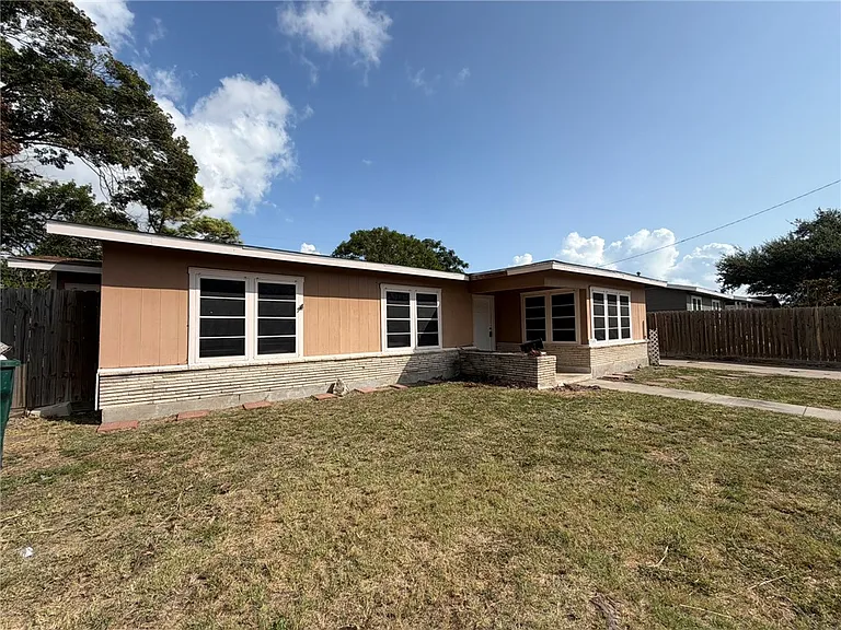 1545 Lea Ln — Photo 2