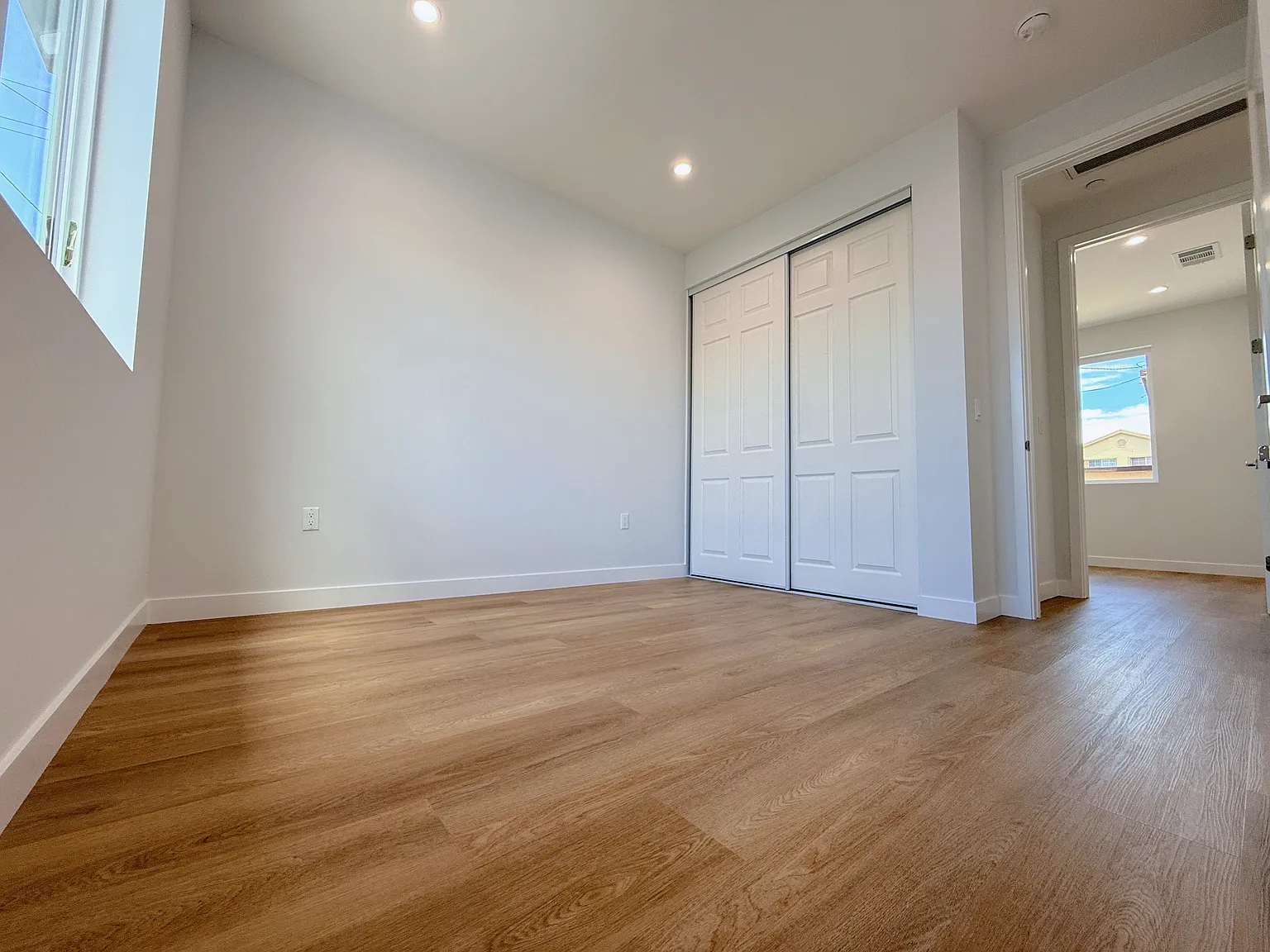 2 bed, 920 sqft, $2,400 — Photo 4