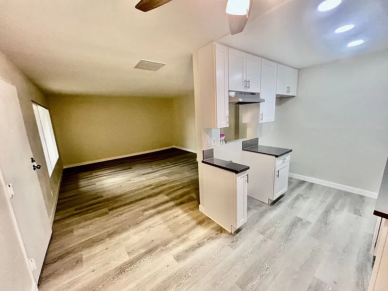 Astoria Apartments — Photo 11