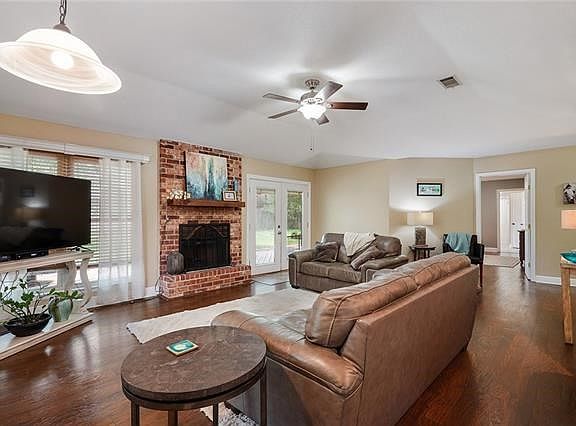 4th image of 402 W Lake Catahoula Ct