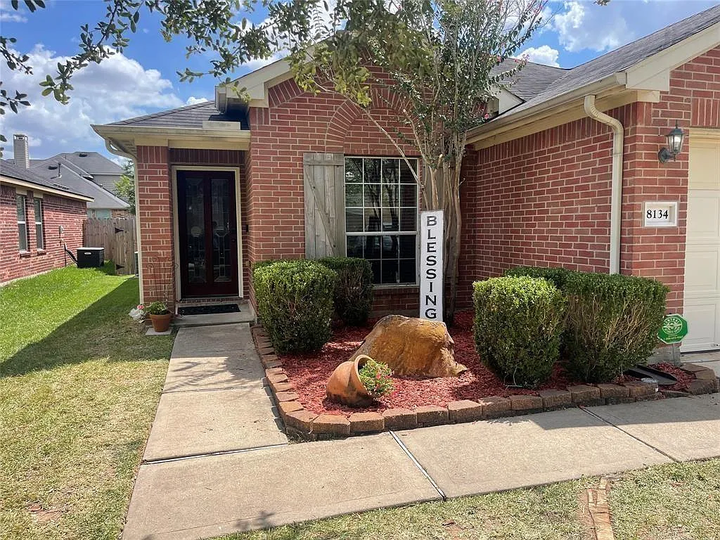 3 bed, 1605 sqft, $2,300 — Photo 2