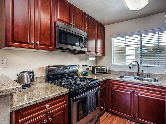 5th image of 5530 Owensmouth Ave APT 330