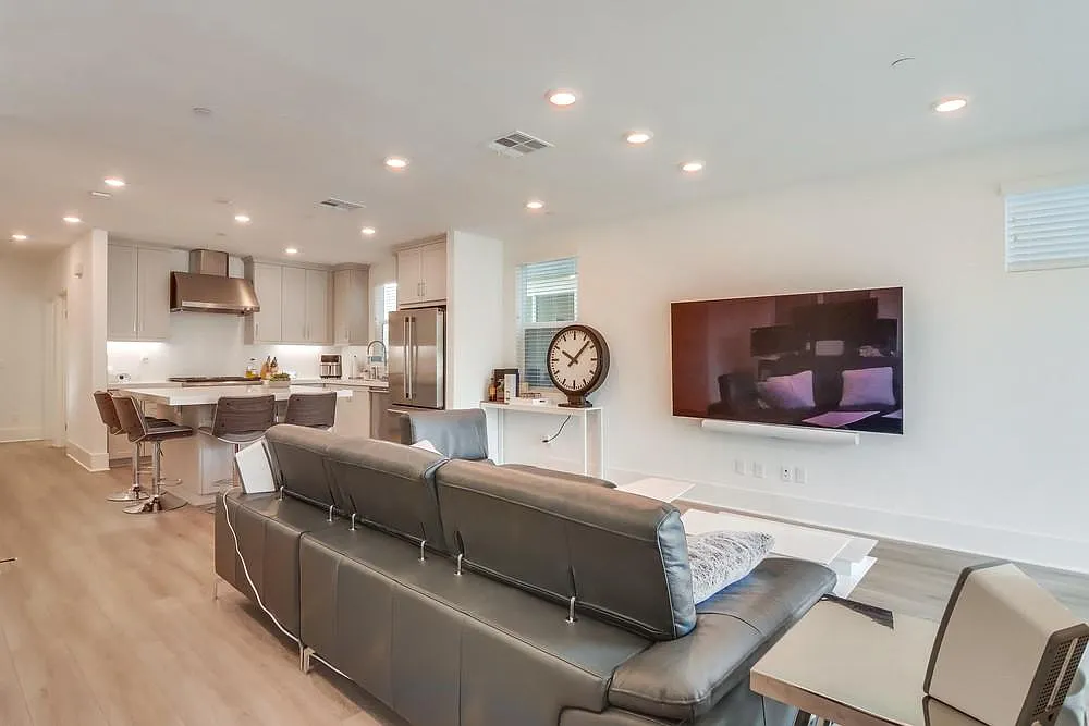 4 bed, 1736 sqft, $7,600 — Photo 2