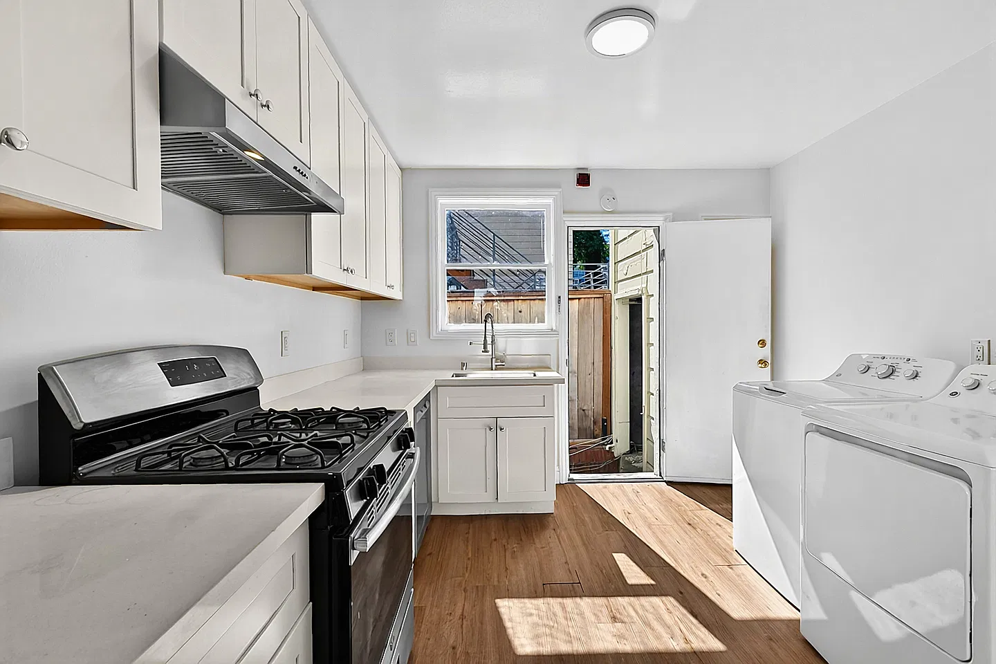 2 bed, 900 sqft, $4,800 — Photo 3
