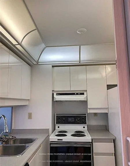736 Bay St #512 — Photo 6