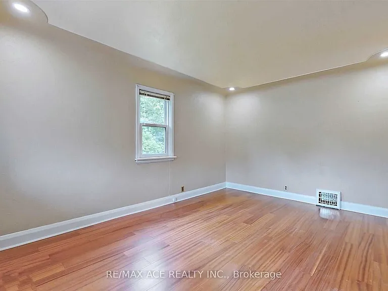 112 Bridge St W — Photo 7