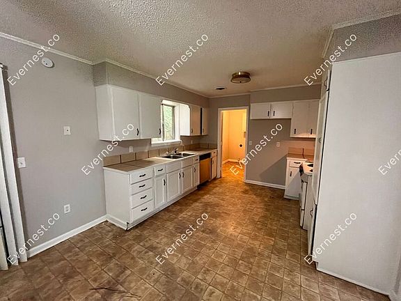 3rd image of 1045 Autumn St