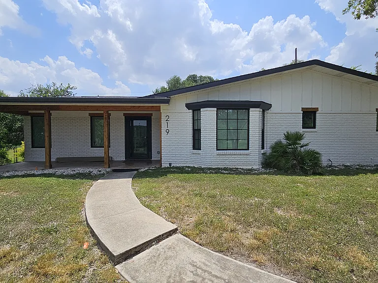 219 Edgevale Dr — Photo 1