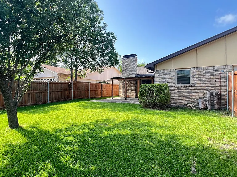 2107 Victoria Rd — Photo 37