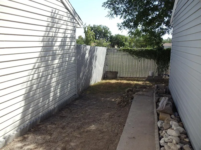 1410 Lindell Ct — Photo 17