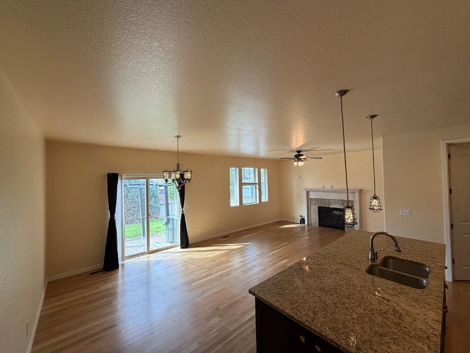 3 bed, 2.0 bath, 2014 sqft, $2,995 — Photo 4
