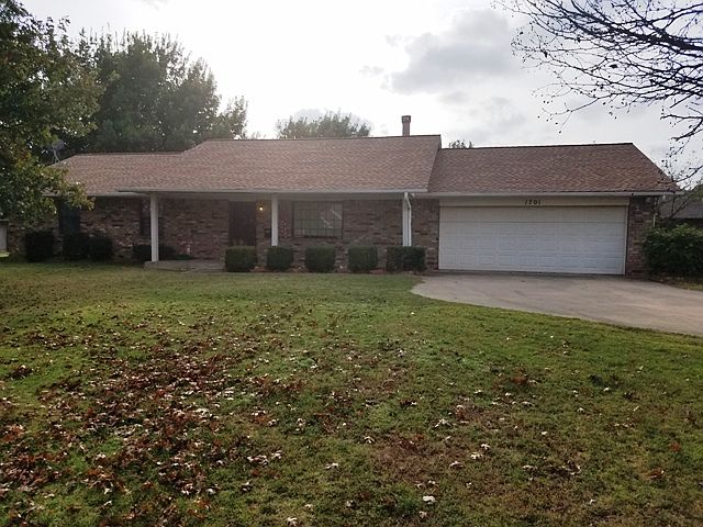 1st image of 1701 Hillcrest Dr