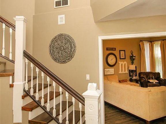 3rd image of 34 Bayhill Dr