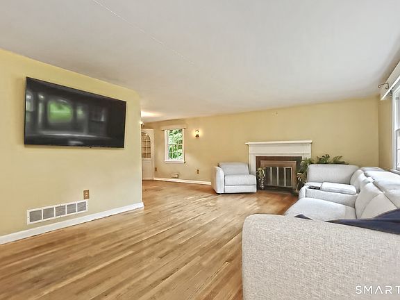 5th image of 2 Chestnut Circle