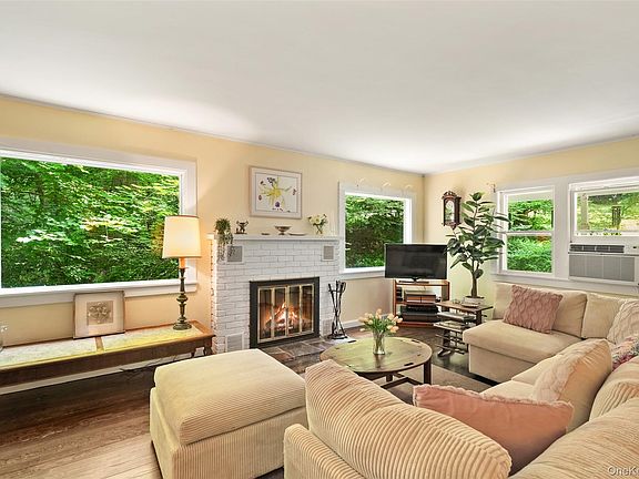 3rd image of 1017 Quaker Bridge Road E