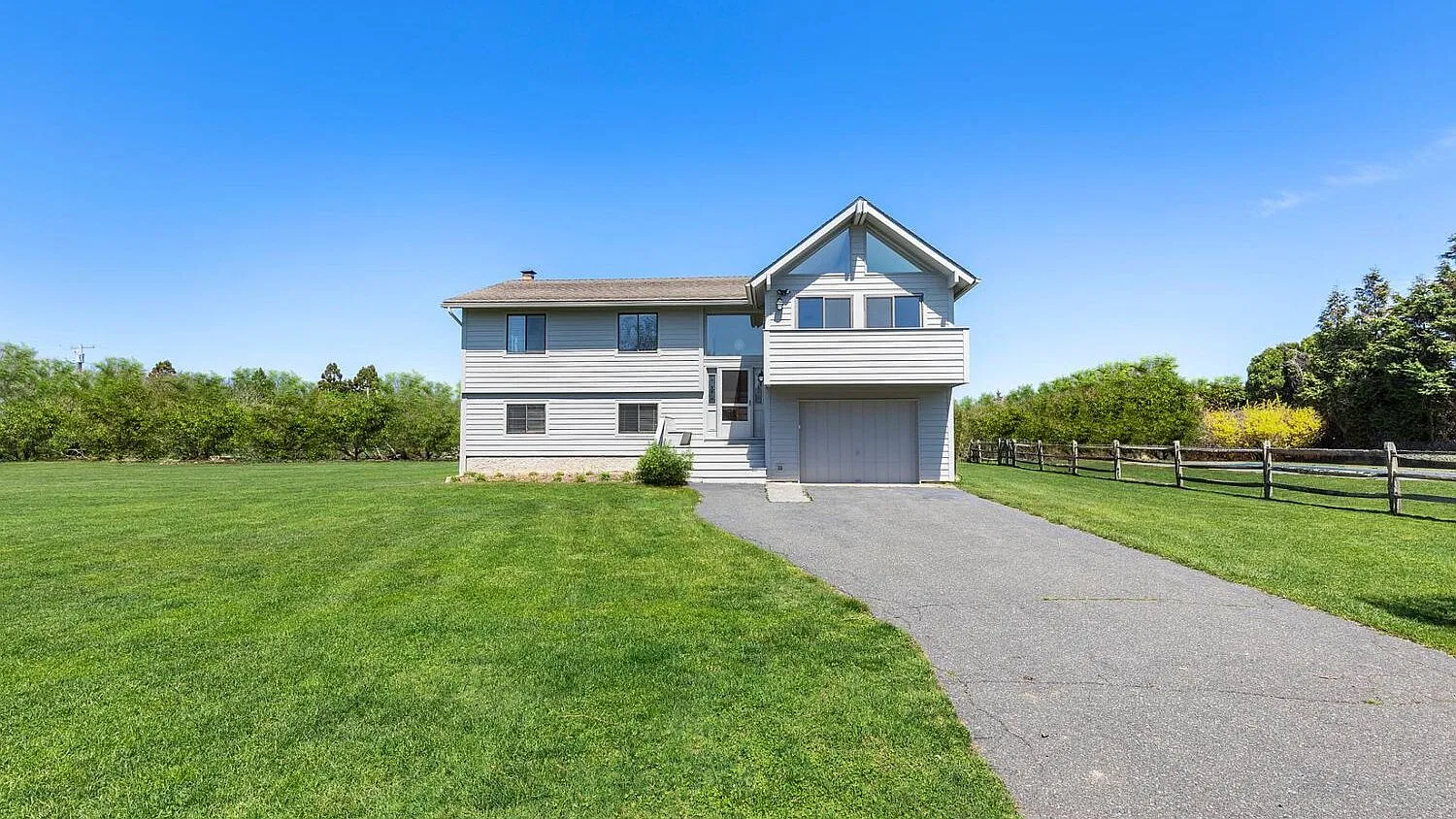 Bridgehampton Home on Lush Acre, Heated In-Ground Gunite Pool — Photo 3