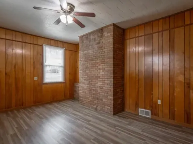 305 Hall St — Photo 27