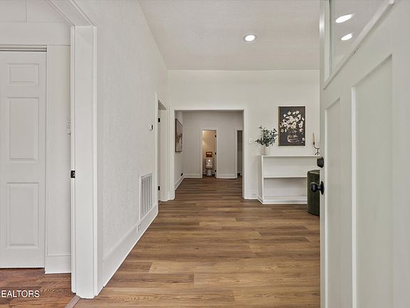 5th image of 411 E Quincy Ave