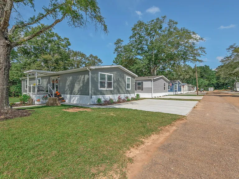 Saddle Creek — Photo 11