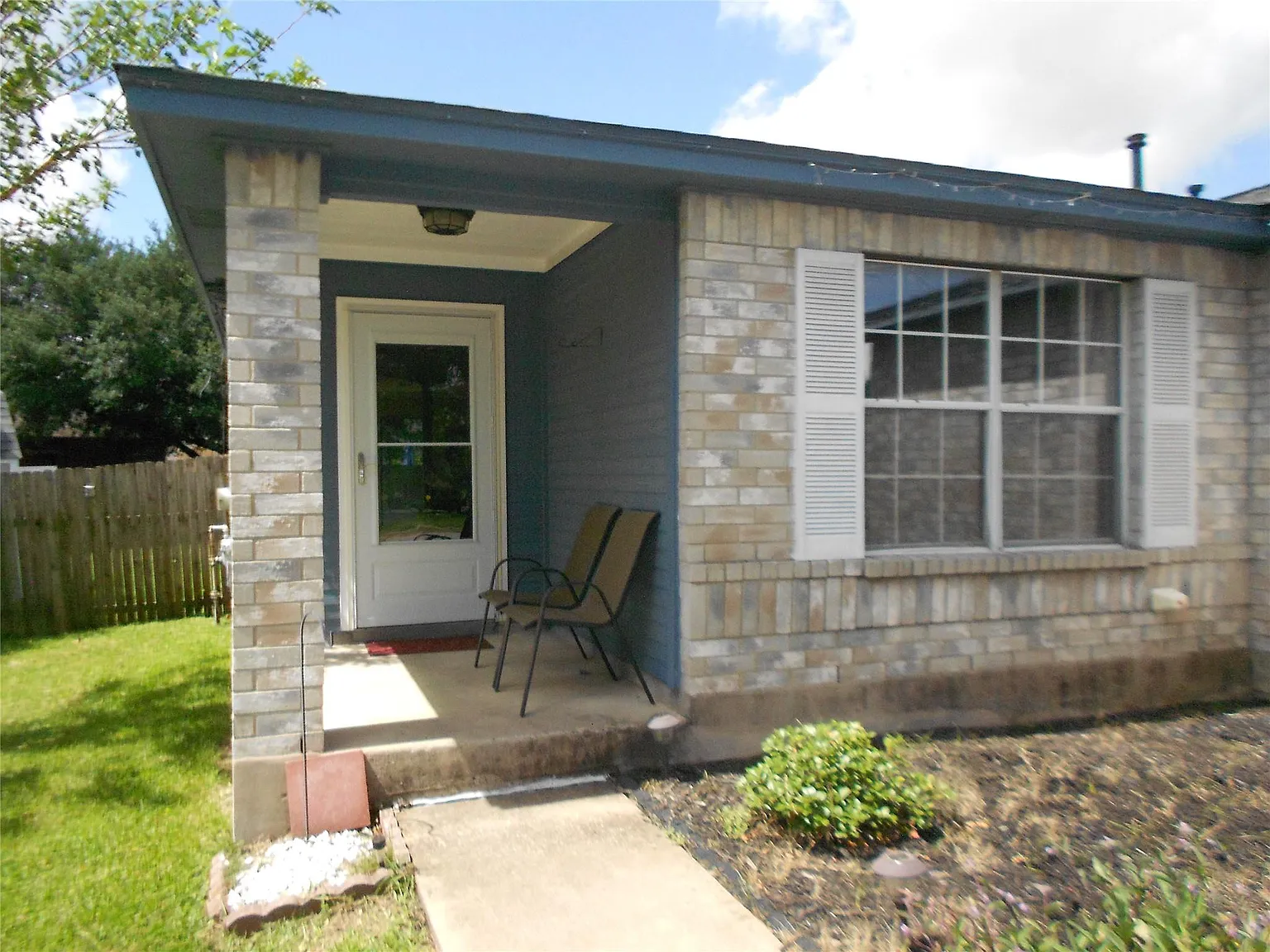 3 bed, 2.0 bath, 1456 sqft, $1,800 — Photo 3