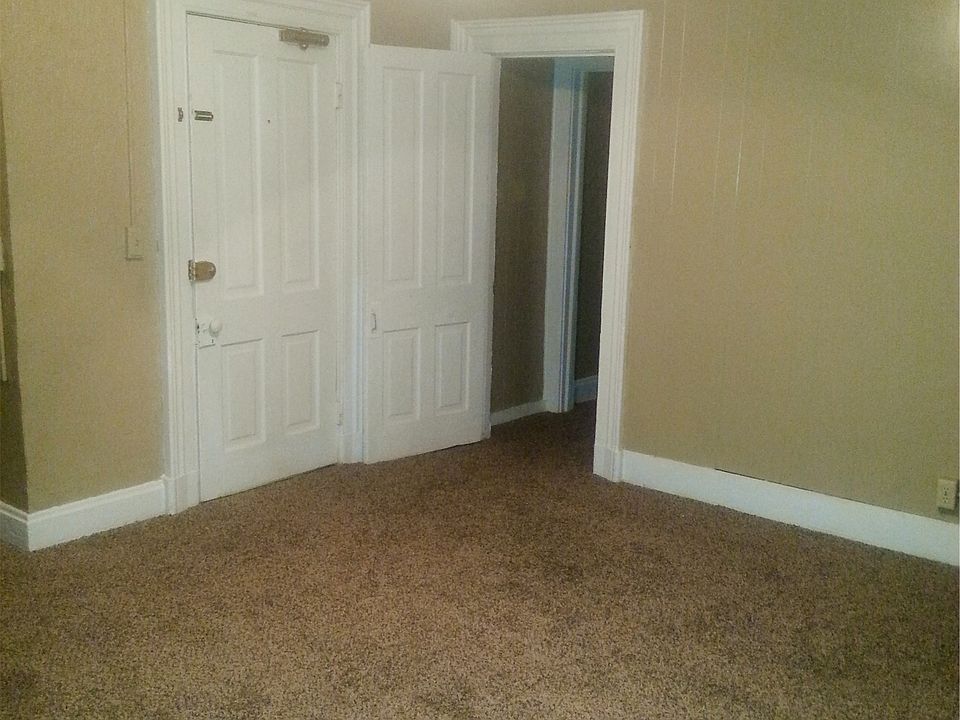 Living Room/Main Entrance