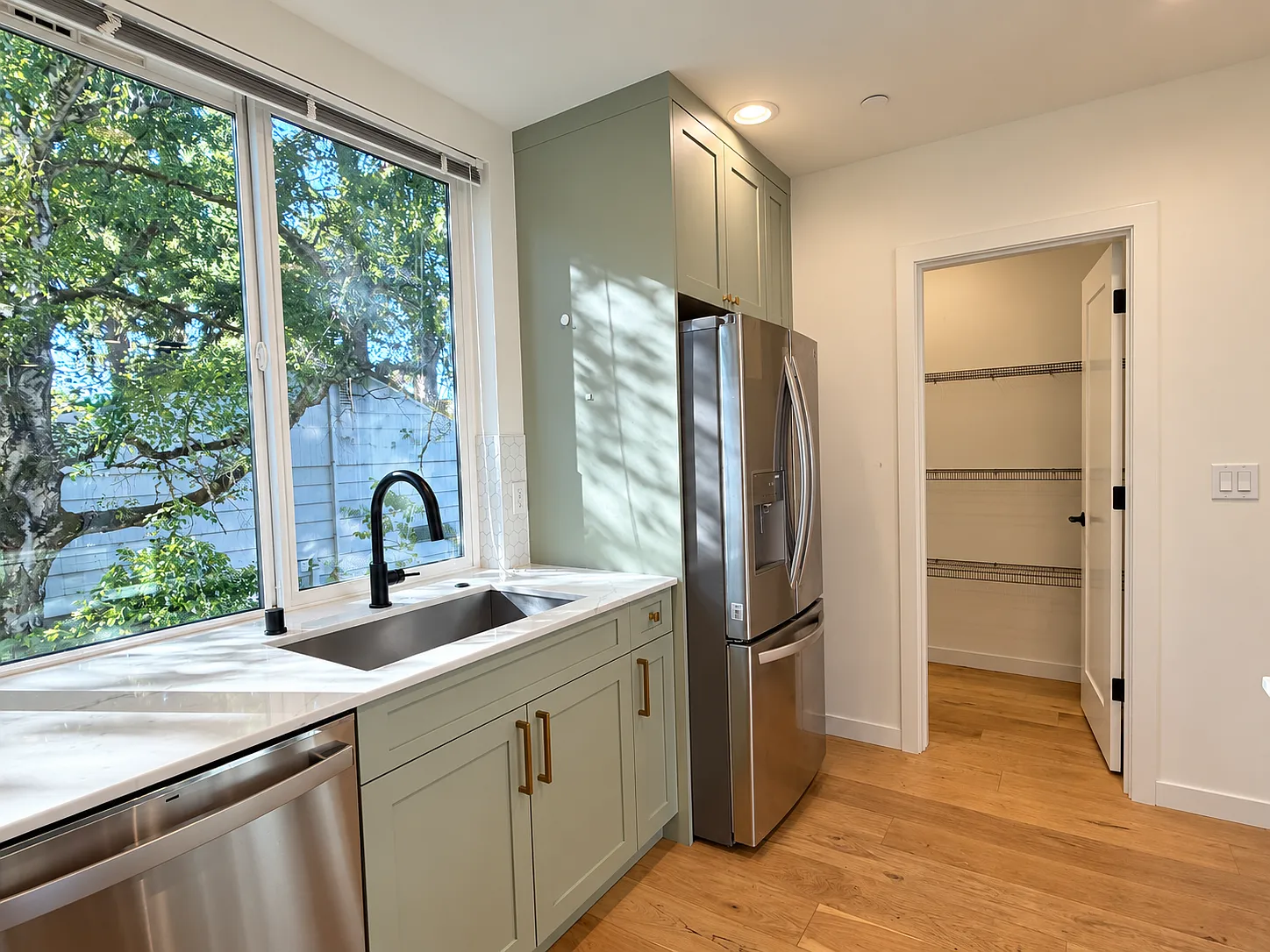 3 bed, 3.5 bath, 1430 sqft, $3,900 — Photo 2