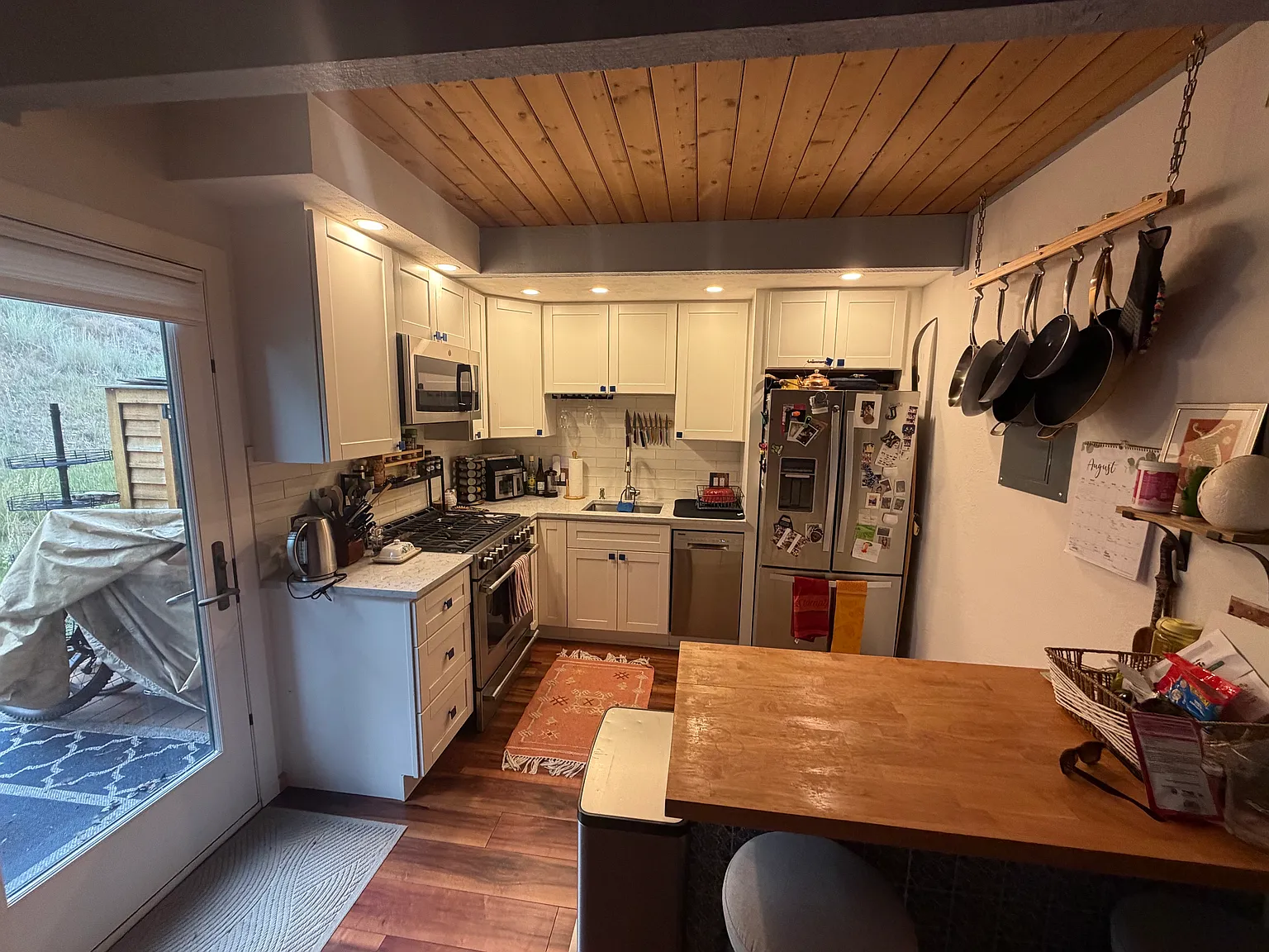 2 bed, 1000 sqft, $3,400 — Photo 2