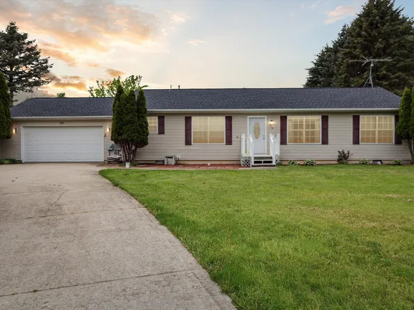 819 Beech St, Lake Odessa, MI 48849