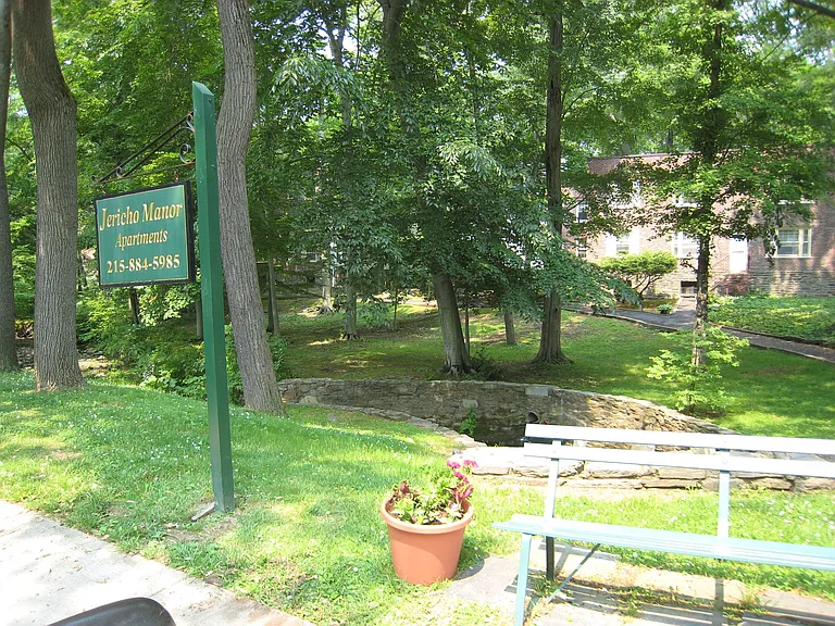 Jericho Manor Apartments — Photo 12