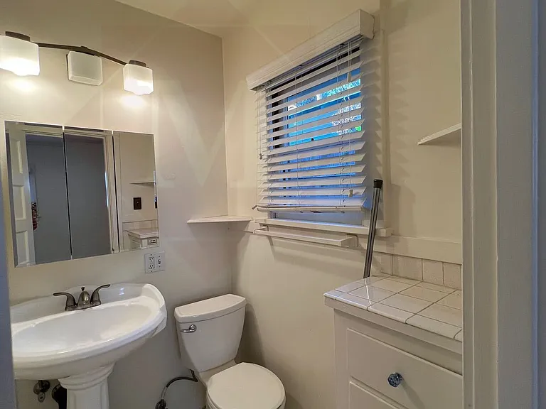 210 W Micheltorena St #C — Photo 4