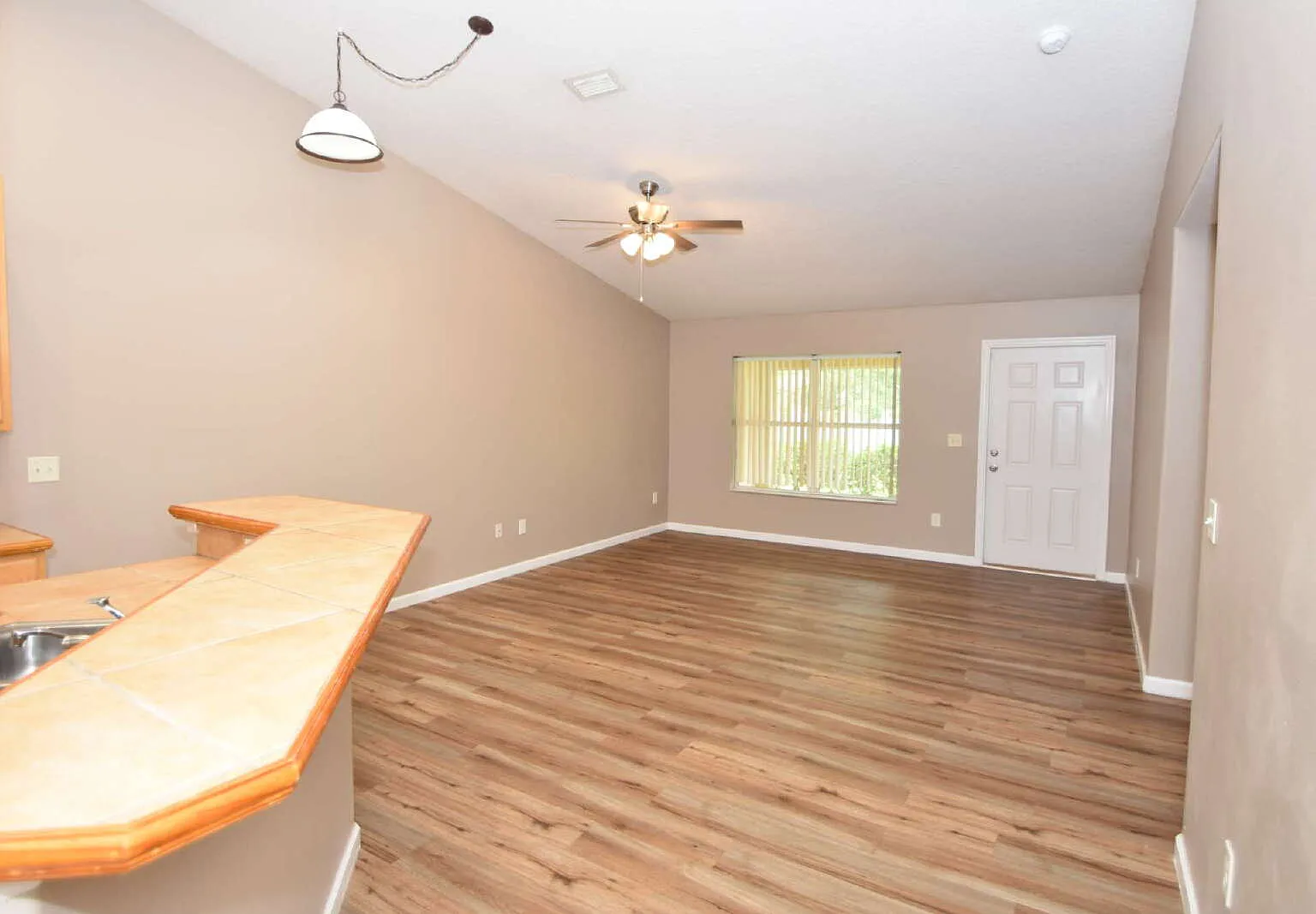 3 bed, 2.0 bath, 1221 sqft, $1,650 — Photo 4
