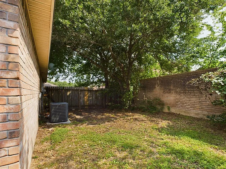 2404-2406 Brittain Ct — Photo 9