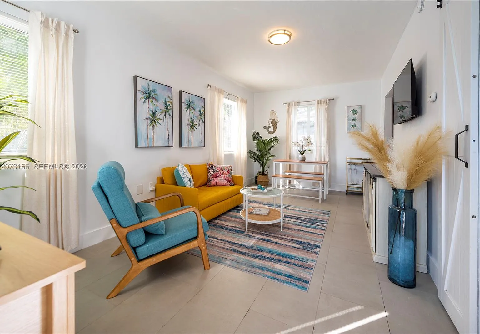 Hollywood South Side Add — Photo 1