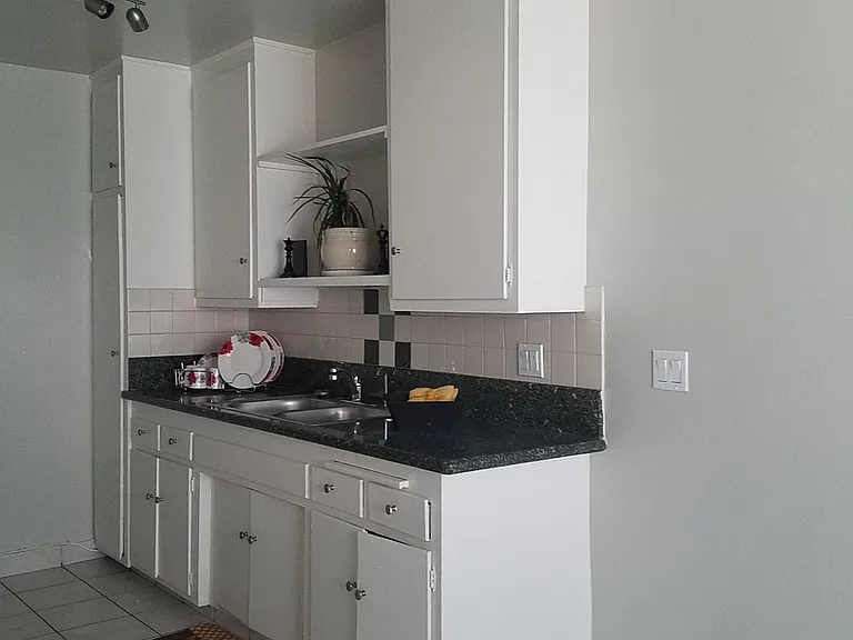 14015 Oxnard St — Photo 31