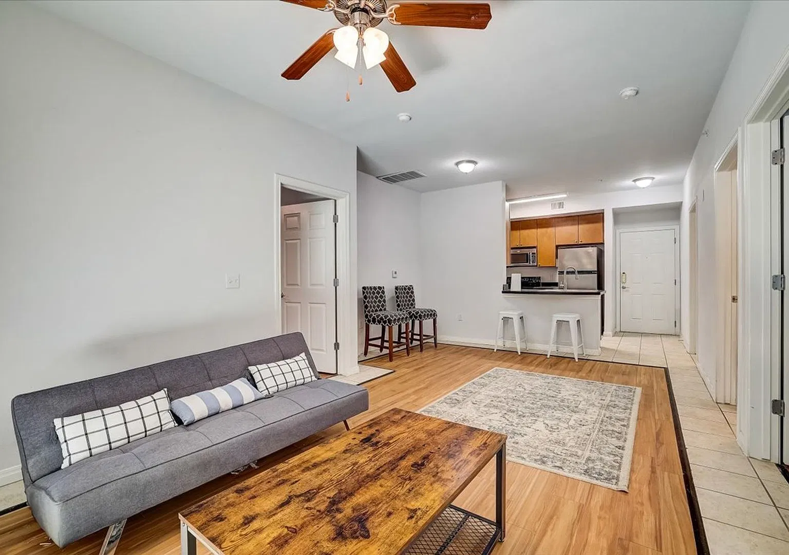 Texan Pearl Best Value in West Campus — Photo 4